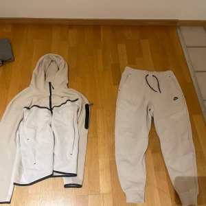Nike teech tracksuit - Nike teech tracksuit, nästan aldrig använd. Skick 10/10.