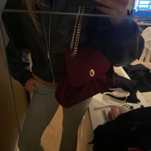 Väska - Super fin vi röd väska som inte kommer till användning, perfekt för skolan då den är rymlig❣️