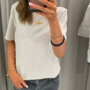 topp - en jättefin stickad tshirt med pärlor på, från Zara och endast använd 1 gång så i superfint skick💞