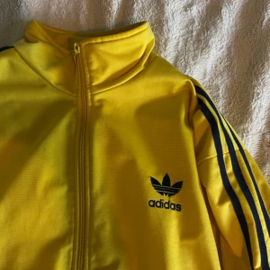 Adidas zip up - Säljer min adidas zip up, kommer tyvärr inte längre till användning men är riktigt snygg och har en jättesnygg passform!!💛
