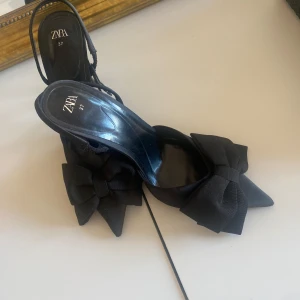 Zara klackar - Klackskor från zara med rosett. Perfekt för Stockholmsstil tjej super snygga tyvärr för små för mig helt oanvändna❤️