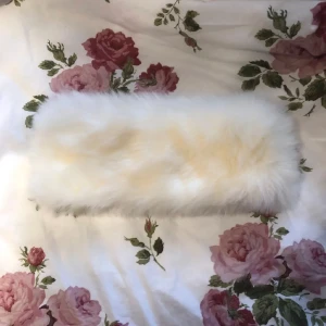 Rysk pälsmössa - Jättesnygg rysk pälsmössa i nyskick. Perfekt nu inför vintern🤍 Ej äkta päls.