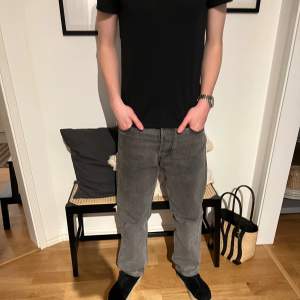 Gråa jeans/ storlek 28/32/ nyskick/ pris - 100 kr/