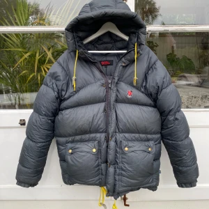 Fjällräven Expedition Down Vinterjacka Grå - Fjällräven Expedition Down vinterjacka i mörkgrå färg. Storlek XS men passar olika beroende på storlekspreferens. Använt skick med en defekt, bild i DM! Säljer billigt. Sällsynt färg. Bekväm, snygg & varm.Nypris 9000kr. Pris kan diskuteras. Hörs i DM