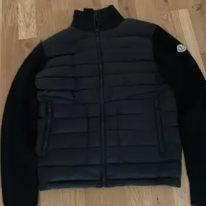 Moncler cardigan, Storlek L men passar M. Skick: 9/10. Färg: Svart. NFC Scan och QR kod funkar. Säljes för 2300