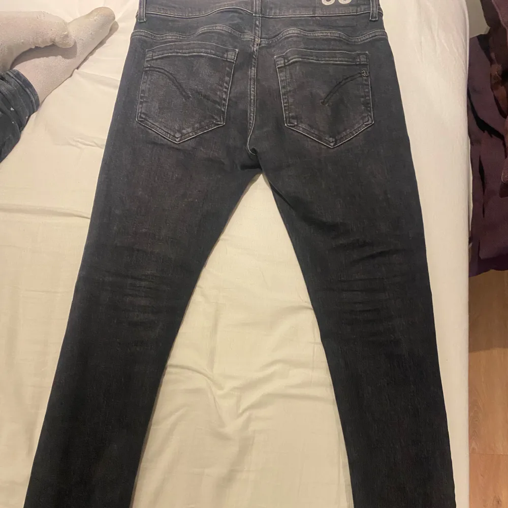 Tja, säljer mina Dondup Jeans i modellen George. Nypris runt 3200, mitt pris 999. Skick 9/10, i princip nyskick. Hör av dig vid frågor o funderingar!. Jeans & Byxor.