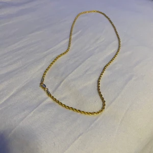 Guldfärgat stainless steel halsband  -  Oanvänt, super kvalitet