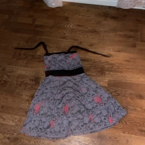 Klänning  - Otroligt snygg och vacker klänning som jag tyvärr inte använder längre. Inga hål nånstans och inte fläckig heller. Klänningen har ett vacker dödskalle mönster😜