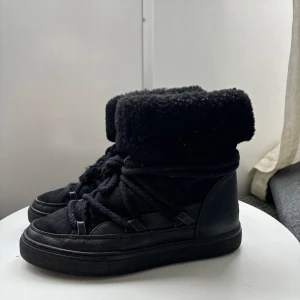 Äkta Inuikiis - Säljer äkta inuikiis i en högre modell som går att vika ner om man vill, kan alltså ha på 2 olika sätt. Fodrade och i bra skick utan defekter! Kommer absolut att göra rent de innan försäljning. I storlek 39. Pris kan diskuteras 