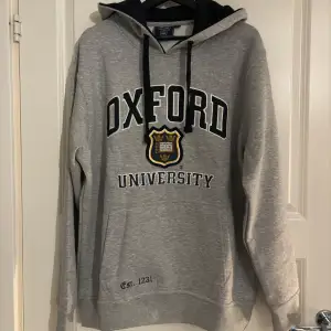 Snygg hoodie och passar bra med väst. Passar M-XL