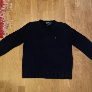 Polo Ralph Lauren tröja - Mörkblå, stickat material. Använd men i fint skick.