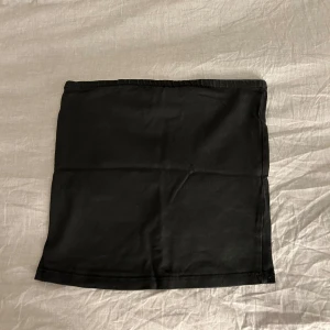 Svart topp utan band - Svart topp utan band i storlek S och är i bra skick. 