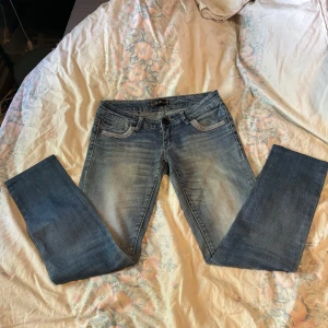 Jeans  - Ett jätte fint par jeans i super bra skick men tyvärr lite små för mig vid låren