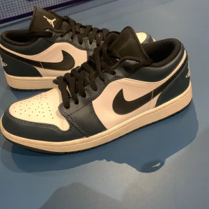Jordan 1 dark teal low - Säljer ett par snygga Nike Air Jordans dark teal low. Storlek 42,5. Skick 8,5/10. Nypris är ca 3000kr, jag säljer för 800kr. Priset kan diskuteras vid snabb affär