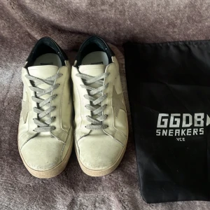 Golden goose  - Hej säljer nu ett par feta golden goose har bara dust bag till inget mer att säga. priset är diskuterbart vid snabb affär. Fraktas samma dag 