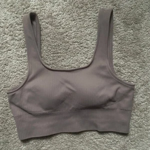 Aimn tränings BH - Fin tränings BH från aimn i strl S, i färgen lilabeige 