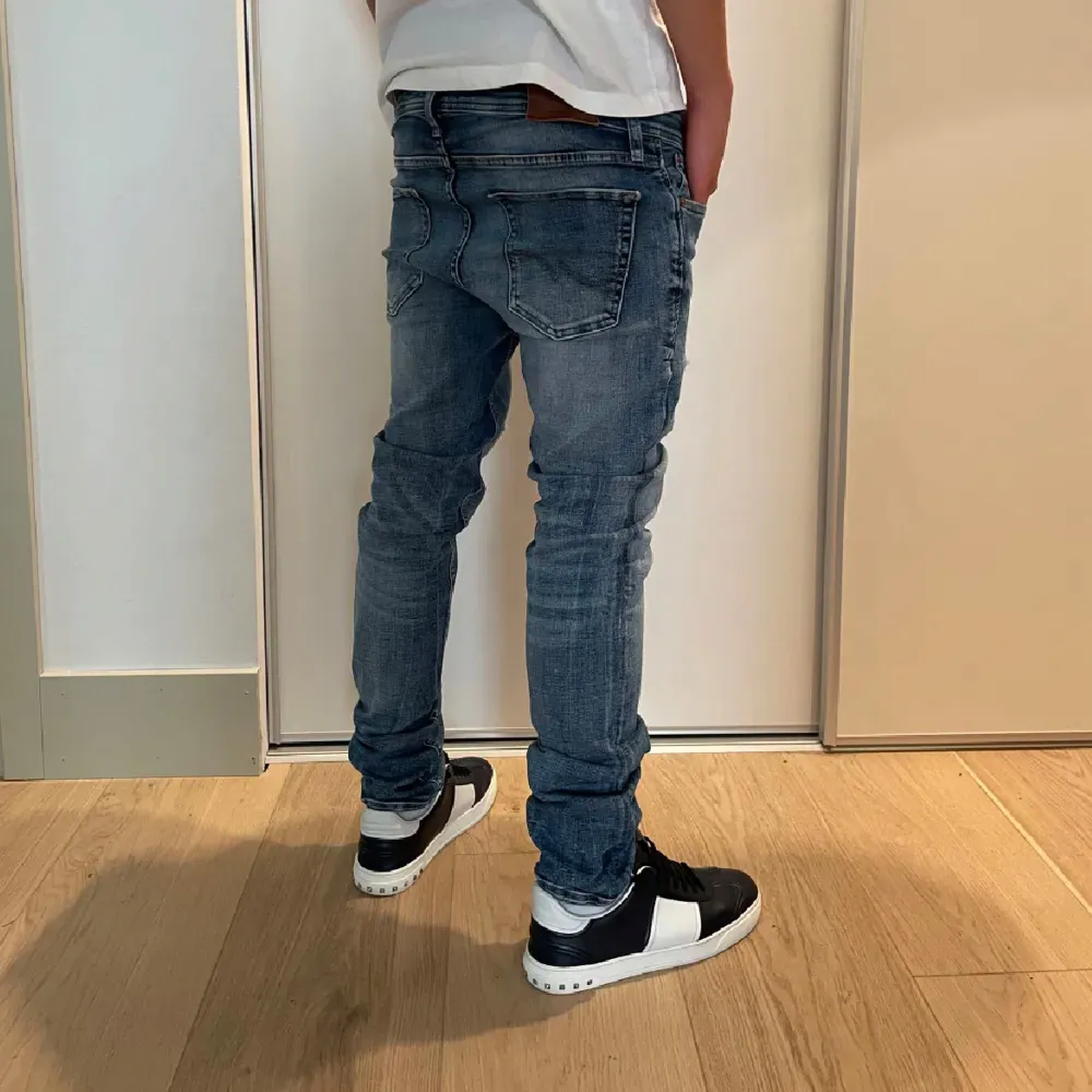 Hej! Vi säljer nu ett par vidrigt snygga JJ jeans i fantastiskt skick | Strl: 30/30 Retail: ca 1000kr Skick: 10/10 | För Ytterligare frågor är det bara att skriva 🌴. Jeans & Byxor.