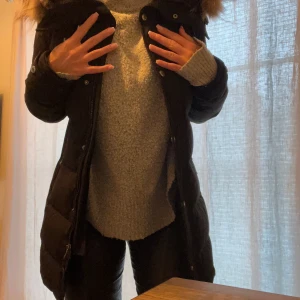 Hollies jacka  - En bra och varm hollies jacka i bra skick, inga hål eller skavanker och direkt från kemtvätten. Säljer den för den är för liten på mig. Kan kanske gå ner i pris vid snabb affär