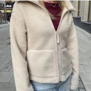 H&M teddy jacka - Säljer denna superfina Teddy jackan från H&M! Storlek XL men passar på min kompis som har S-M!💋