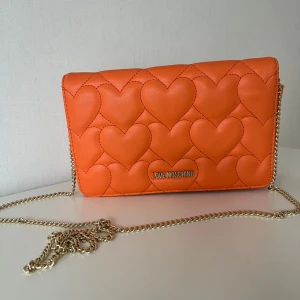 Love Moschino väska - Säljer min Såå söta Love Moschino väska som är i bra skick! Perfekt liten väska som får plats med det viktigaste man behöver 🫶🏼  Mitt pris: 300kr
