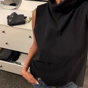 Linne - Säljer detta jättefina linne med hög krage från zara. Linnet är lite tjockare i materialet vilket är perfekt nu till hösten💗 Linnet är i storlek L men skulle absolut säga att det passar en storlek S/M om man vill ha den lite lösare i fitten. 