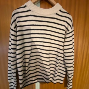 randig tröja från H&M - säljer tröjan för att den inte är min stil och inte kommer till användning🫶tröjan är L men tycker att den är mer som M. skriv om ni vill ha mer info eller bilder❣️