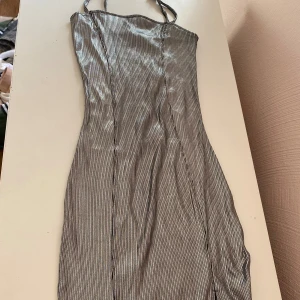 Klänning från H&M - Klänning som passar perfekt till ett party storlek xxs-s den är jätte fin men kommer tyvärr inte till användning pris kan diskuteras 💗💗