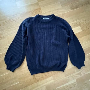 Stickad tröja från NA-KD - Tröjan är i bra skick, använd ett par gånger. Är i storlek L så en aning stor i storleken men har en oversized passform på mig som är 163 cm lång💕