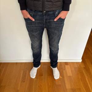 Säljer dessa snygga Jack & Jones jeans i modellen slim fit glenn. Storleken är 32/32 och modellen är 185. Bara att höra av dig vid minsta fundering!