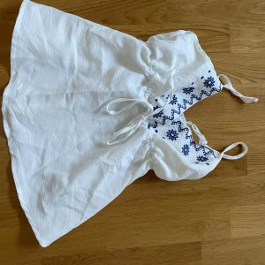 Topp - En triangel urringad topp med marinblåa mönster💗jag vet inte vart den kommer ifrån