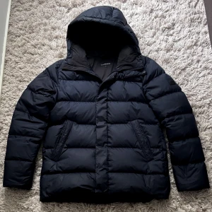 J.Lindeberg Jacka Navy Blue - J.Lindeberg Jacka | Navy Blue | STILIG och VARM DUNJACKA inför hösten och vintern | PERFEKT VINTERJACKA❄️| Skick: 10/10 | Nypris: 4500+ | Pris: 2500 | Jackan är som ny | Storlek: M (PASSAR S) | Frakt: Postnord + Instabox | Skriv vid minsta fråga📩