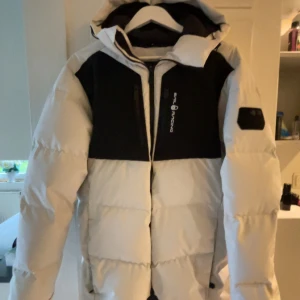 Saul Racing Jacka - Ja säljer denna jacka pga att jag letar ny jacka. Den är köpt förra vintern och bara använd under förra vintern. Frågor osv kan man skriva privat.