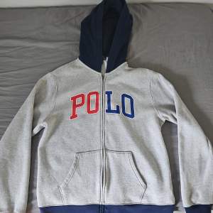 Helt oanvänt Polo Ralph Lauren zip hoodie. Storlek: S/M Orginal pris:1199  Pris inte hugget i sten, kom med bud!