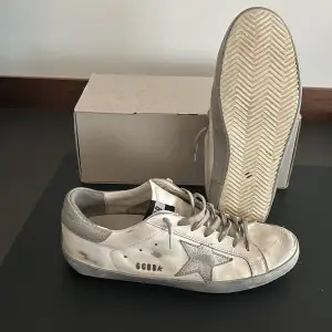 Golden goose sneakers i 8/10 skick. Riktigt fräscha nu inför hösten 🍁🍁 Till bra pris, kan negotieras! 