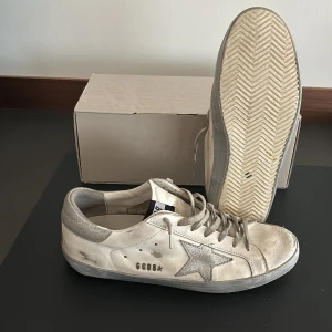 Golden goose skor - Golden goose sneakers i 8/10 skick. Riktigt fräscha nu inför hösten 🍁🍁 Till bra pris, kan negotieras! 