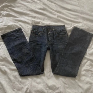 Lågmidjade Levi’s Flare Jeans - Fint skick! Säljer då de är för små för mig :( Kom privat för mått! 