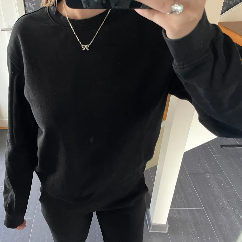 en vanlig svart basic sweatshirt från H&M, hyfsat bra skick, lite lite nopprig men inte överdrivet mycket 💕💕💕. Hoodies.