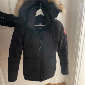 Canada goose Chelsea Parka - Canada goose jacka storlek XS i modell chelsea parka  *Sparsamt använd, därav pris (ord pris = 17.000  *Små defekter, bild skickas vid intresse  *Köpt på Johnells (pris kan diskuteras)