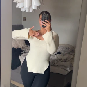 Stickad topp - Jätte fin stickad topp, inte varm i materialet med vida armar och slits vid höfterna. Använd 1 gång💞