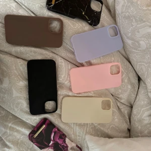 iPhone 13 skal - Säljer ett gäng skal till iPhone 13. Alla skal är i bra skick och har använts sparsamt. De ena skalet från ideal of sweden har en liten spricka uppe i hörnet ”se bilden”.