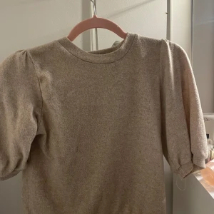 Två stickade tröjor 200kr! - Två stickade tröjor, rosa och beige🩷 knappt använd! 