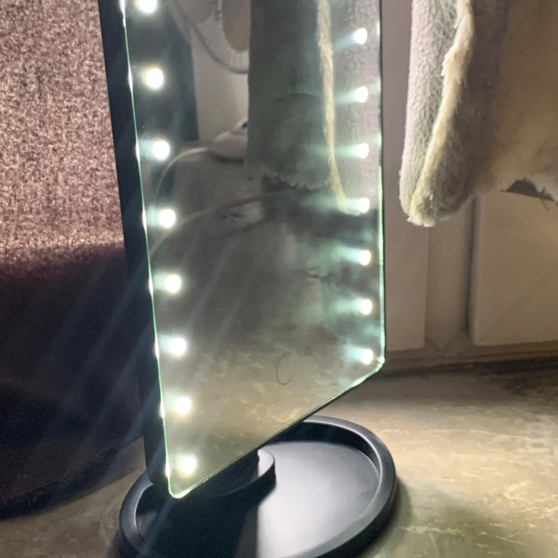Sminkspegel med belysning