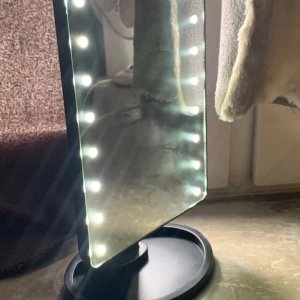 Sminkspegel med belysning  - Den är från Normal och är köpt för 299kr Säljer pga att jag fått en ny i födelsedagspresent. Den funkar som den ska har haft den i 3 månader. Man kan ändra ljusstyrkan på den. Den är inte smutsig bara min bakkamera som har en spricka i sig