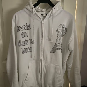 Rhine Stone hoodie - Rhine Stone hoodie i väldigt bra skick. Har använt tröjan sparsamt och paljetterna har inte slitits. Tveka inte på att höra av er!