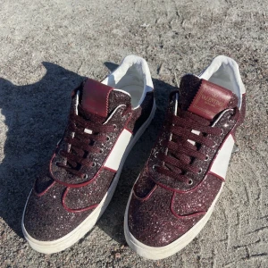 Glittriga Flycrews - Jätte fina vinröda glittriga Valentino Flycrews! Självklart äkta. Använda väldigt få gånger! Nyskick. Dust bag medkommer.