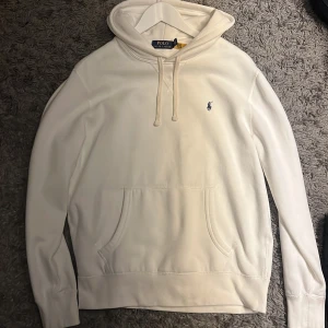 Ralph Lauren Hoodie - Vit Ralph Lauren hoodie i strl M passar även S. Skick 9.5/10, endast använd 3 ggr.