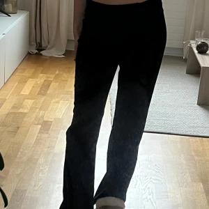 kostymbyxor  - svarta kostymbyxor, midwaist. Bra skick