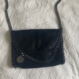 Stella mccartney - En liknade stella mccartney väska, jätte bra pris, nästa helt ovanvänd, mått 22 x 30 cm kom och köp!