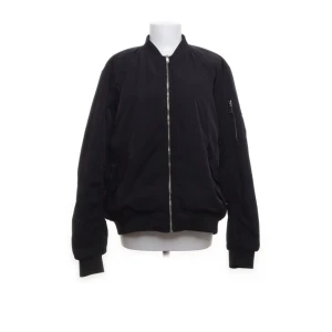 Svart bomberjacka - Säljer min svarta bomberjacka som är köpt second hand men inte passar mig så bra 🩷 väldigt bra skick 