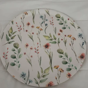 Vit bricka med blommor - Aldrig använd, inga skador 